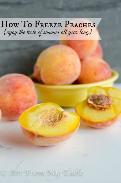 A peach sliced in half with a bowl of peaches in the background.