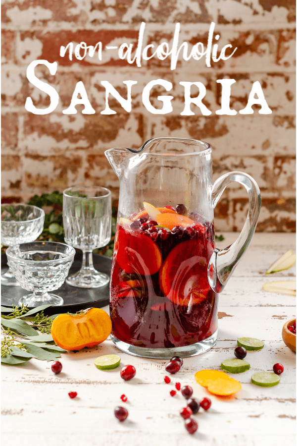 Tørr januar? Edru Oktober? Eller bare fordi! Denne Alkoholfrie Sangria Mocktail er hva du skal drikke når du ikke drikker. Infused med deilig frukt og toppet Med Kombucha, gjør du faktisk noe bra for deg selv! #artfrommytable #mocktails # nonacoholicdrinks via @artfrommytable're not drinking. Infused with delicious fruit and topped off with Kombucha, you're actually doing something good for yourself! #artfrommytable #mocktails #nonacoholicdrinks via @artfrommytable
