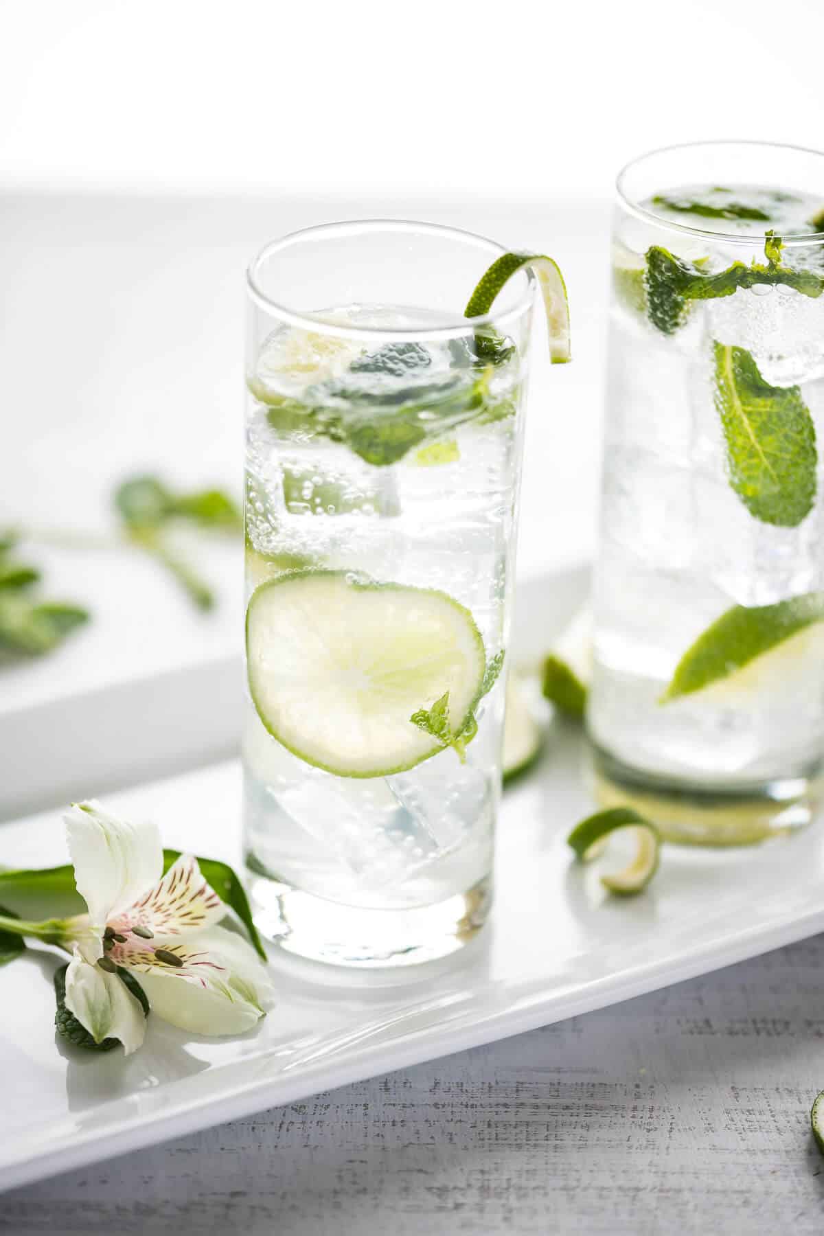 2 glasses of mojito mocktail with fresh lime and mint